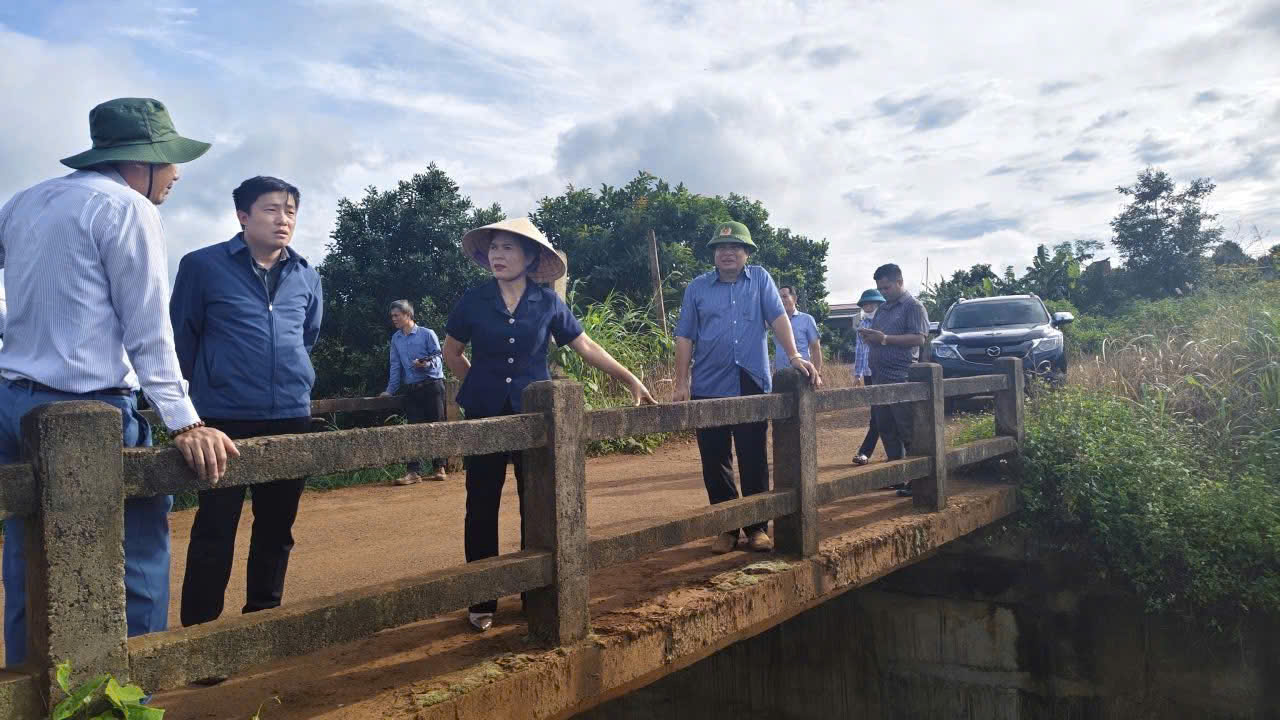 Lãnh đạo xã Tam Giang  kiểm tra công tác phòng, chống bão số 13